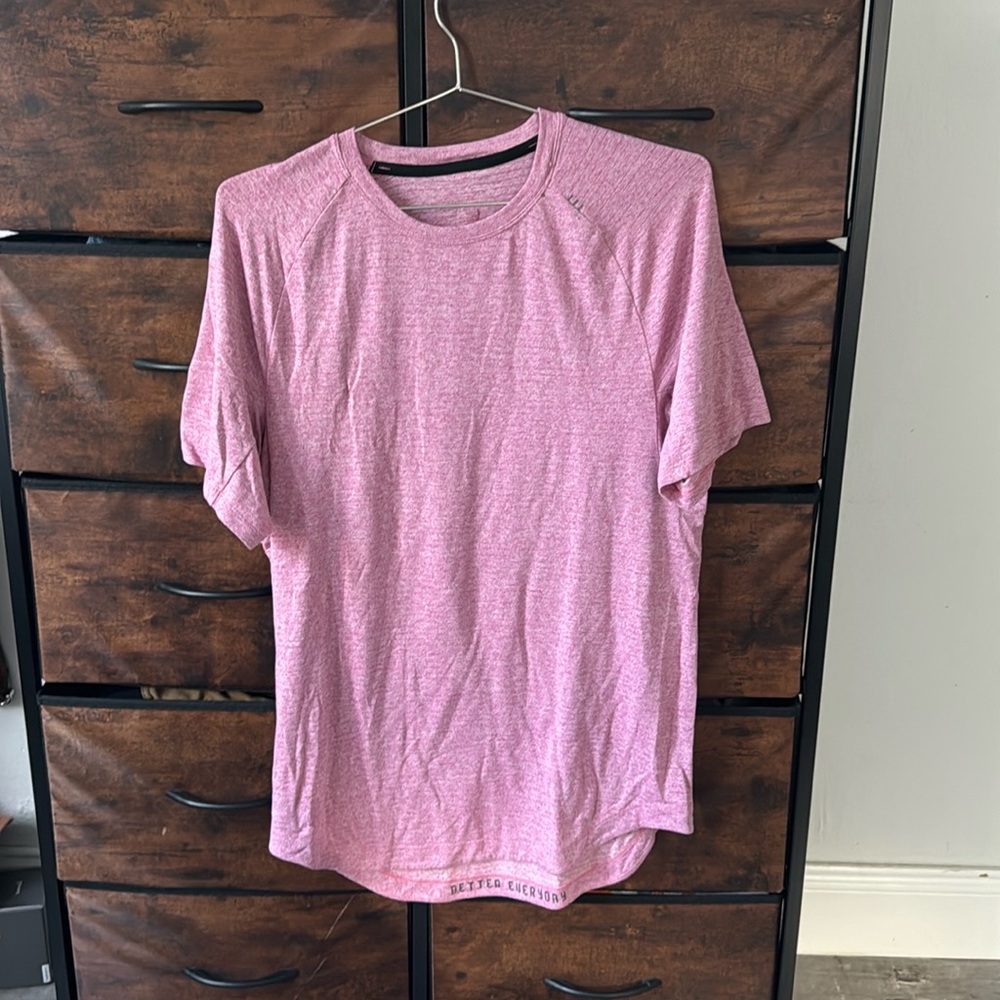 Men’s Lululemon license to train short sleeve shirt Medium - red/ pink